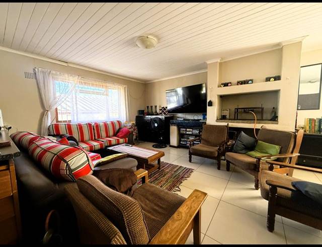 4 BEDROOM HOUSE FOR SALE IN BERGZICHT